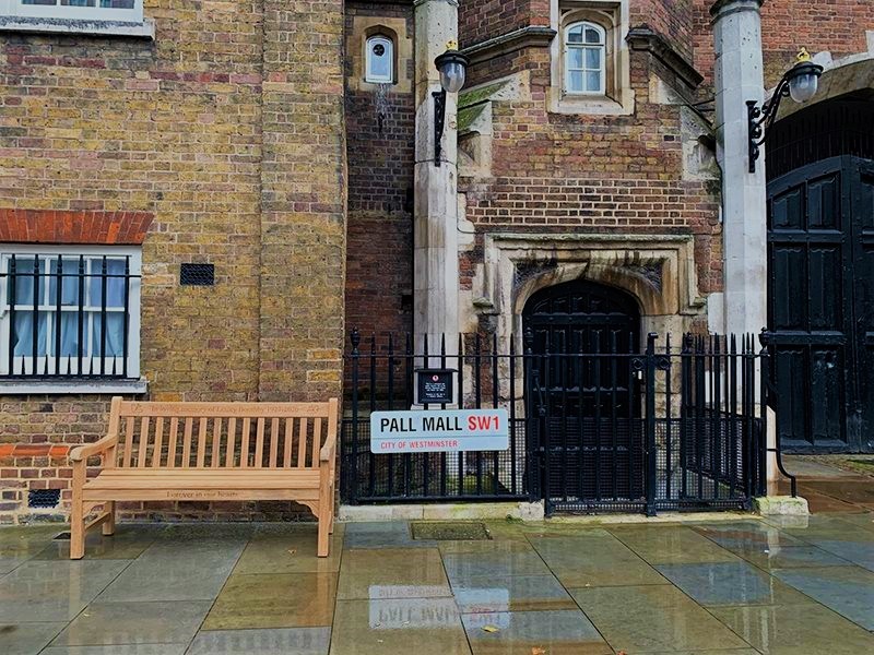 gfcuk's tweet photo. Check out our stunning Rochester Teak Bench taking centre stage in front of St James's Palace! 

Click the link below to find out more: 
https://t.co/c1qvgjthrA

#benches #garden #gardenbenches #benchcushions #woodenbench #teakook #outdoorbench #engraving https://t.co/YOST675Gka