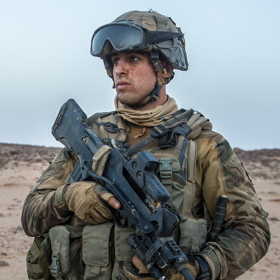 CEMAT_FR's tweet photo. La mission est sacrée. En ce soir de Noël, j’ai une pensée pour les soldats de l’@armeedeterre engagés en opération, en mission et en service. Sentinelles de la Nation, ils servent la France en tout temps et en tout lieu. Je pense à leur famille et leurs proches qui les attendent https://t.co/bvTX8Bqo5m