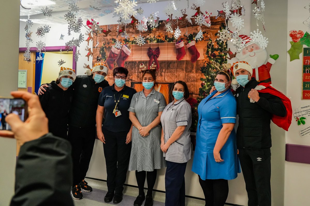 Lewie Coyle, <a href="/CallumElder_/">Callum Elder</a> and <a href="/Jacobgreaves6/">Jacob Greaves</a> visited the children's ward at Hull Royal Infirmary to spread some festive cheer 🎁🎅

#hcafc