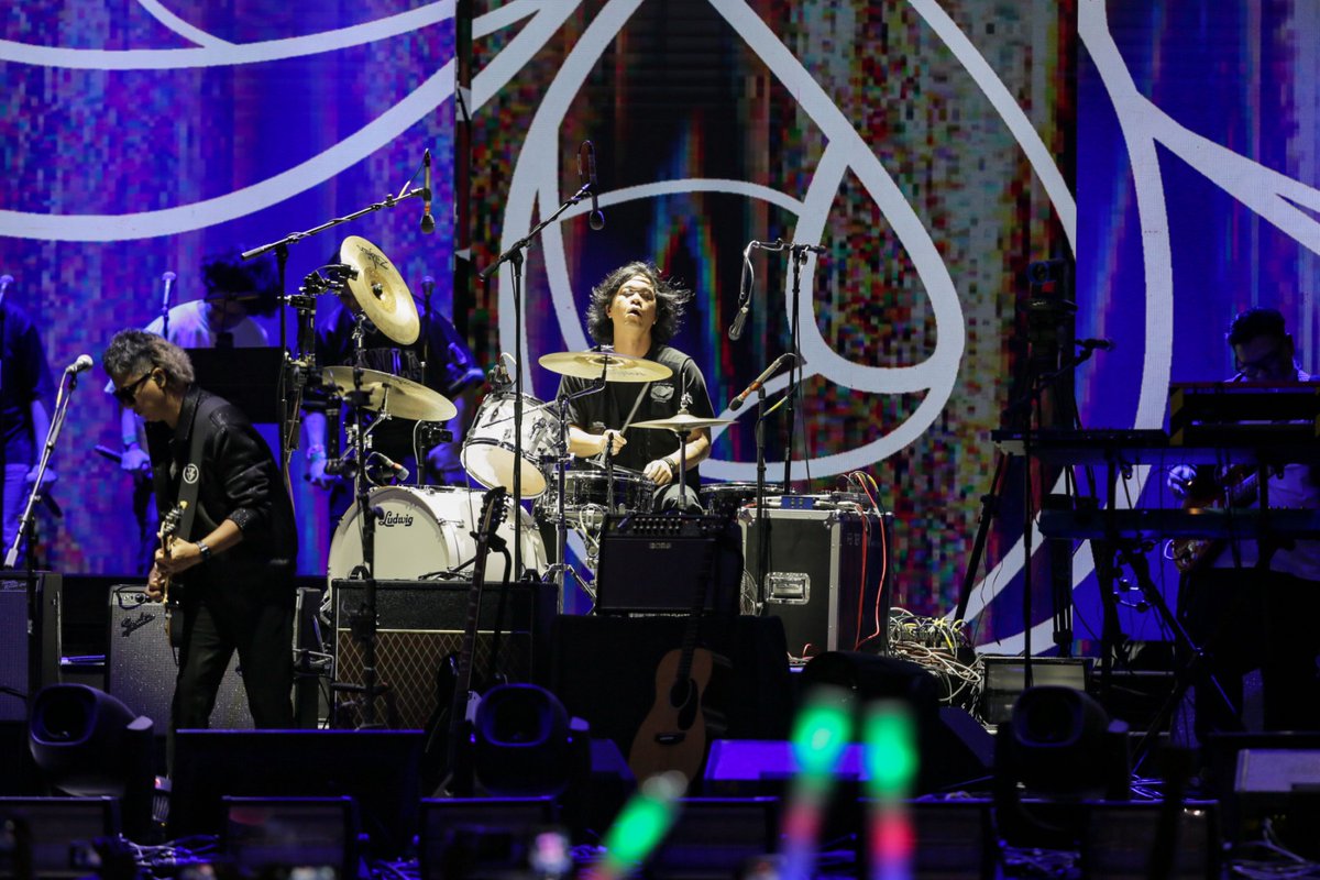 ABSCBNNews's tweet photo. 🎶 Magkahawak ang ating kamay
At walang kamalay-malay 🎶

Libo-libong OPM fans ang dumalo sa "Ang Huling El Bimbo" reunion concert ng Eraserheads sa SMDC Festival Grounds sa Parañaque City Huwebes. (📸: George Calvelo, ABS-CBN News) 
#HulingElBimbo2022 #Eraserheads2022 https://t.co/ErRbzQ3I7l