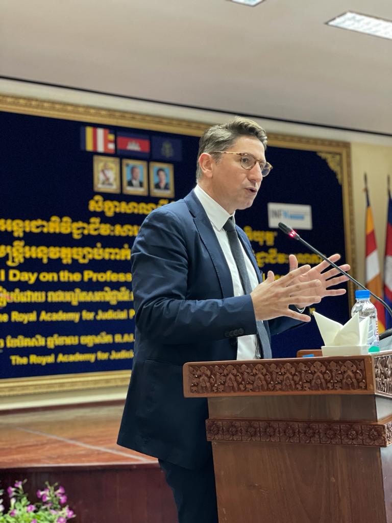 CBBC_Avocats's tweet photo. #Retoursur la conférence donnée par Frédéric Bicheron sur « L’authenticité et la sécurité juridique » lors de la journée internationale de la Royal academy for judicial professions à Phnom Penh (Cambodge) le 19 décembre dernier.

#droit #law #notariat #internationallaw https://t.co/4n9TVSDi08