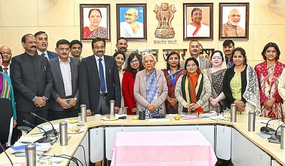 HitikaY's tweet photo. Honoured to meet the Hon'ble Governor of Uttar Pradesh Smt Anandiben Patel. It's proud to be the representative team of Bundelkhand University Jhansi IQAC team . 
@KabiaProf 
@HemantChandra90 
@Anjulsinghyada1 
@timesofindia 
@TEDx_BU https://t.co/7uipG9qwJT