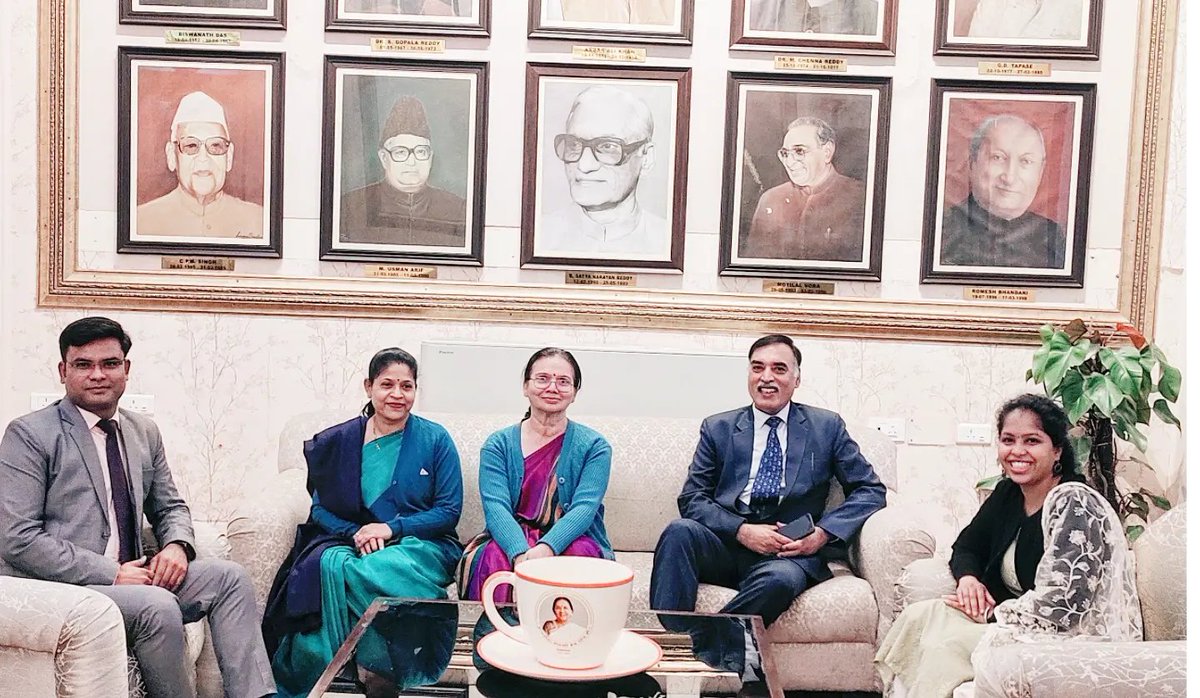 Honoured to meet the Hon'ble Governor of Uttar Pradesh Smt Anandiben Patel. It's proud to be the representative team of Bundelkhand University Jhansi IQAC team . 
<a href="/KabiaProf/">Prof Sunil K Kabia</a> 
<a href="/HemantChandra90/">Hemant Chandra</a> 
<a href="/Anjulsinghyada1/">Anjul singh yadav</a> 
<a href="/timesofindia/">The Times Of India</a> 
<a href="/TEDx_BU/">TEDx_BundelkhandUniversity</a>