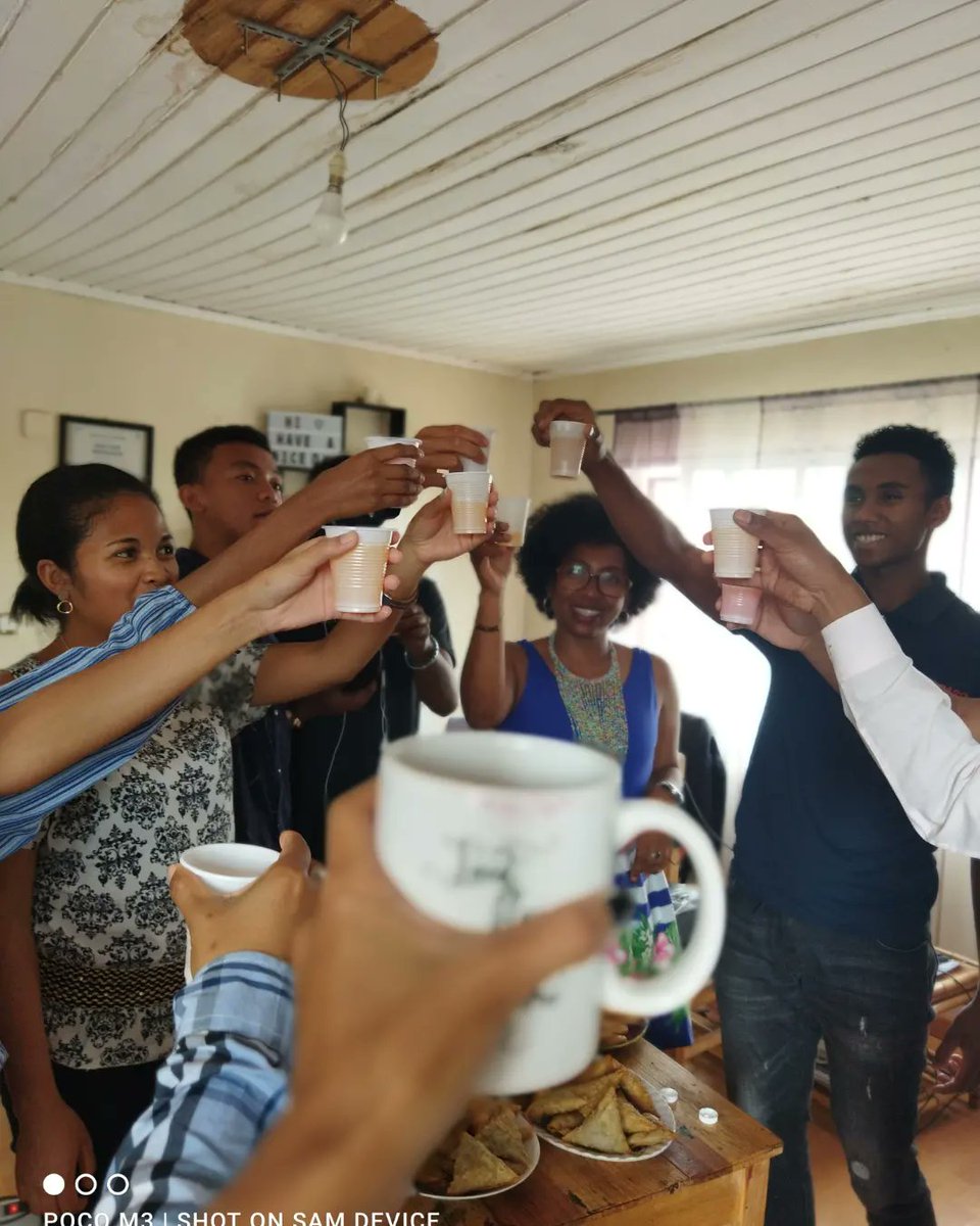 BookNewsMada's tweet photo. On clôture l’année 2022 en beauté avec la remise de certificats aux participants de la formation en Community management 2.0 ! 4 jours qui se sont tellement vite déroulés. Bon vent à tous nos participants. ☺☺❤
#BookNewsMadagascar #TechnologiesForPositiveChange https://t.co/IeLLf7rEQQ