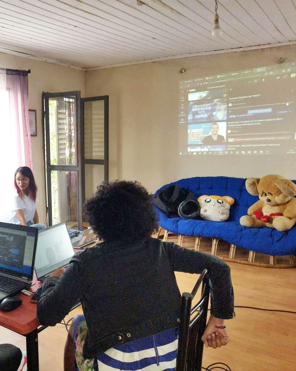 BookNewsMada's tweet photo. On clôture l’année 2022 en beauté avec la remise de certificats aux participants de la formation en Community management 2.0 ! 4 jours qui se sont tellement vite déroulés. Bon vent à tous nos participants. ☺☺❤
#BookNewsMadagascar #TechnologiesForPositiveChange https://t.co/IeLLf7rEQQ