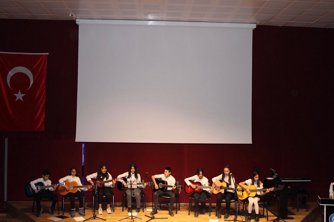 EdremitAdem's tweet photo. Van EdremitŞabaniyeAileDestek Merkezi Mevlânâ'yı anma etkinlikleri kapsamında  hoş bir müzik dinletisi ve semazen gösterisiprogramı gerçekleştirildi.Programa ilçe Kaymakamımız Sayın Yücel Erdem ve diğer mülki amirleri  katıldı.Emeği geçen herkese teşekkür ediyoruz.
@tcvanedremit https://t.co/xljywFlxSC