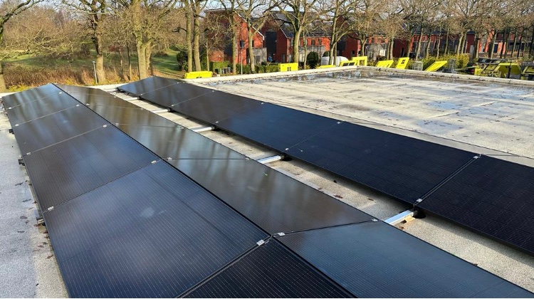 kransassen's tweet photo. Vandaag is de laatste stap gezet in het energie-neutraal maken van de locatie aan de Wagenmakerstraat in #Assen. Hiermee wordt ook het bijladen van materieel energie-neutraal. #groeneverkeersmaatregelen #veiligenduurzaamdewegop https://t.co/Gp7bZO9lN6