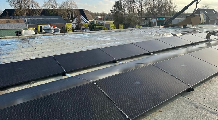 kransassen's tweet photo. Vandaag is de laatste stap gezet in het energie-neutraal maken van de locatie aan de Wagenmakerstraat in #Assen. Hiermee wordt ook het bijladen van materieel energie-neutraal. #groeneverkeersmaatregelen #veiligenduurzaamdewegop https://t.co/Gp7bZO9lN6