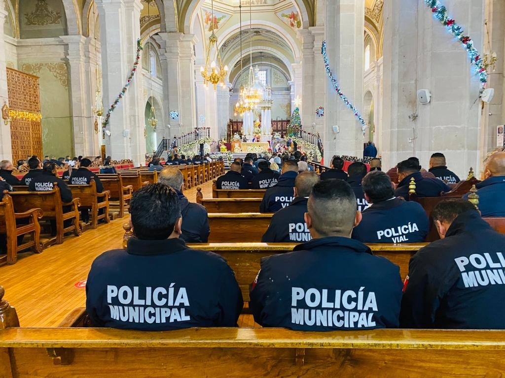 DMSPDGO's tweet photo. Esta mañana en una ceremonia de agradecimiento agentes de vialidad se dieron cita para comenzar la celebración en el marco del Día del Policía Vial. 👮🏻♂️👮🏻♀️
#ContigoDurango #casasegura https://t.co/X1XZ6gvYeh