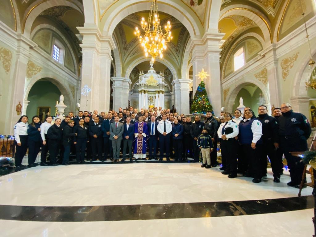 DMSPDGO's tweet photo. Esta mañana en una ceremonia de agradecimiento agentes de vialidad se dieron cita para comenzar la celebración en el marco del Día del Policía Vial. 👮🏻♂️👮🏻♀️
#ContigoDurango #casasegura https://t.co/X1XZ6gvYeh