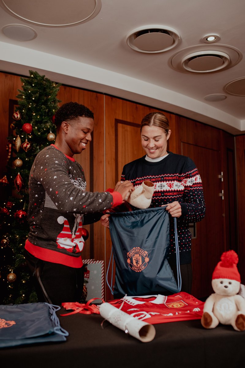 MU_Foundation's tweet photo. 𝑶𝒏𝒆 𝒅𝒂𝒚 𝒕𝒐 𝒈𝒐…🎄🤗

Who’s excited for #Christmas!? 🎅

Our players have certainly been getting into the festive spirit, as they packed presents and sent well wishes to children in local hospitals 🎁❤️

@ManUtd | @ManUtdWomen https://t.co/5O8QRkYMI4