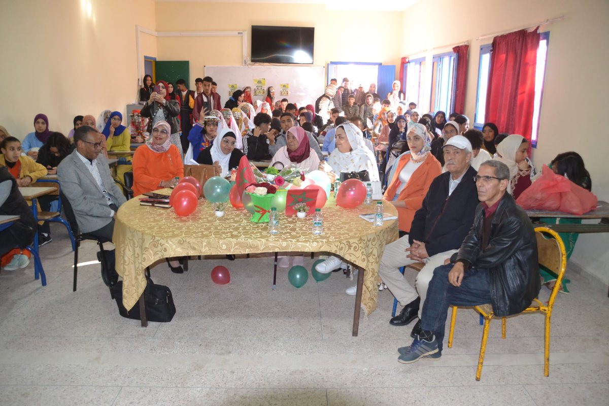 نادي القراءة بتنسيق مع نادي الصحافة والإعلام يحتفي باليوم العالمي للغة العربية بثانوية الفتح التأهيلية بمدينة القليعة اكادير.