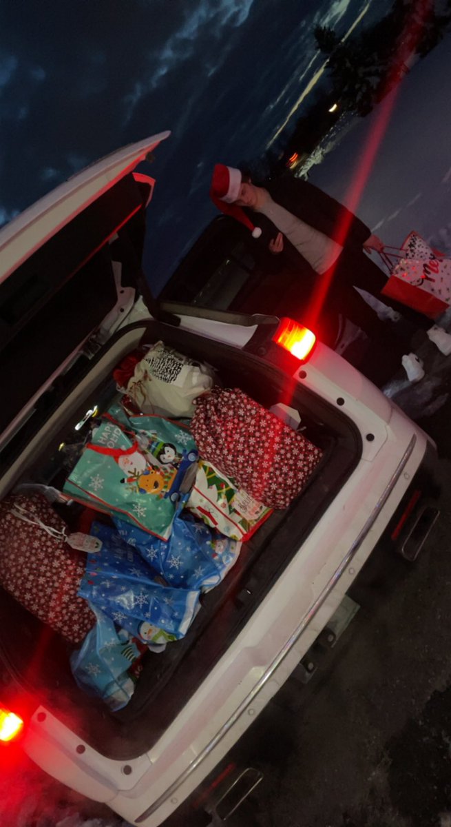 Spent the day yesterday wrapping and delivering some gifts for our friends at parkway house! Love this yearly tradition ❤️💚