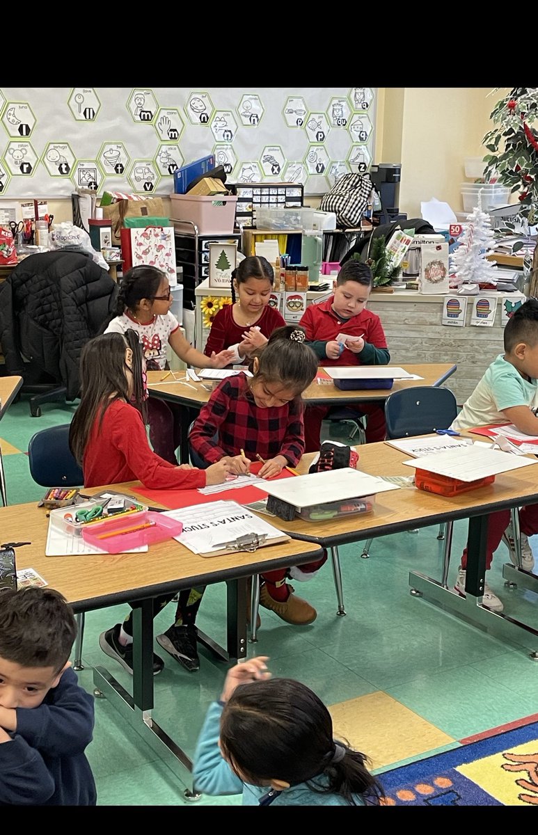 Que día mas maravilloso compartir con nuestra familia de primer grado!
Este es el principio de una comunidad bilingüe grandiosa! #juntostodoslogranmas #soybilingue #aqbteam #duallanguage <a href="/BryanMiltenberg/">Bryan Miltenberg</a> @gkarlsonjr <a href="/RiverheadCSD/">RCSD</a>