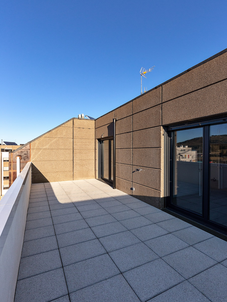 🏘️#viviendas de C/ Fuenteovejuna y Esteban Sáez Alvarado, #Burgos.
😎Terraza de hasta 15 m2 orientada a SO.
🧱Tabiques de #ladrillo cerámico.
📐Los mejores acabados, aislamientos y calidades.
🚗Amplísimas plazas de garaje y Trastero de 6 m2.
📝Infórmate en gonorsa.com