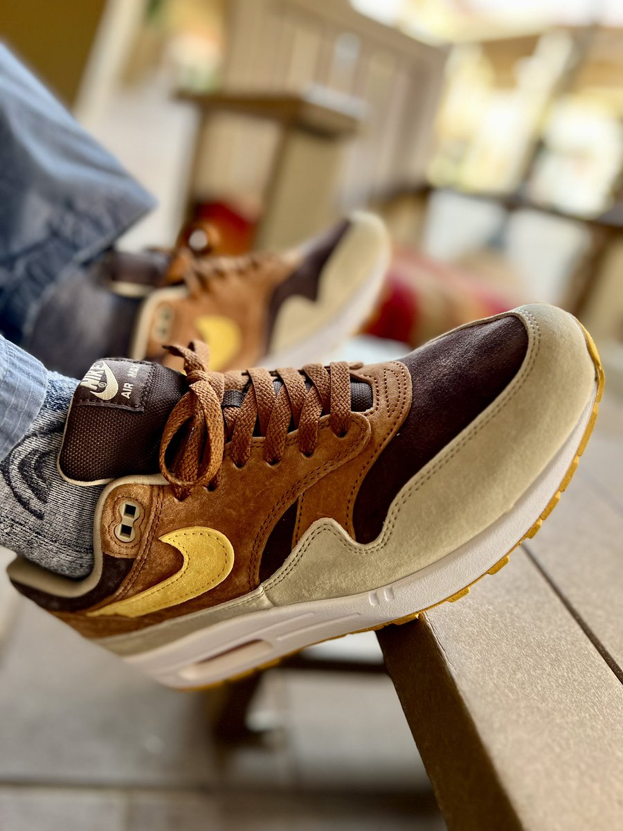 Good morning beautiful people! It’s my Friday. UNDS these ugly duck airmax 1 pecan. These are so nice! I love the color locking and the detail on the back. Hopefully you all have a dope holiday! What’s on foot today? #kotd #snkrs #snkrsliveheatingup #kickcheck #yoursnkrsaredope