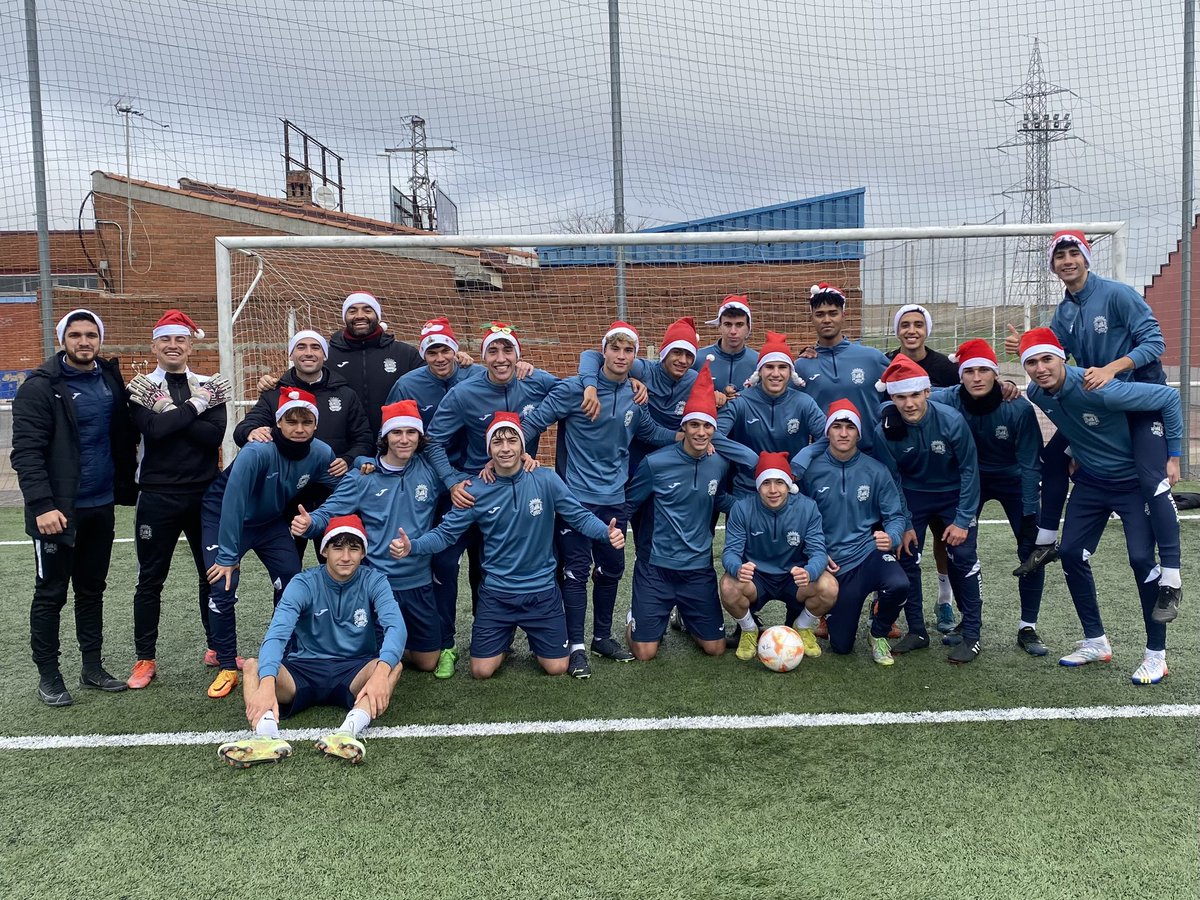 El Juvenil “A” del <a href="/FuenlaCantera/">El Vivero 🌱</a> os desea Feliz Navidad 🎅🏼🎁🎄 

¡Siempre hay que buscar pequeños momentos para divertirse! 

#ElVivero🌱 #SomosFuenla