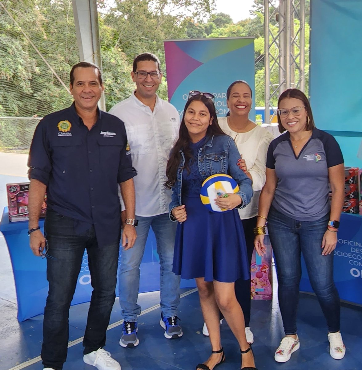 rodrzaguilo13's tweet photo. Aguas Buenas| Continuamos llevando alegría a nuestros niños y jóvenes en Puerto Rico. Hoy junto a nuestra alcaldesa, Karina Nieves Serrano, mi compañero y amigo, @RepJorgeNavarro y la directora de #ODSEC, Thais Reyes. ¡Felicidades! https://t.co/rNkzFQ8Eav