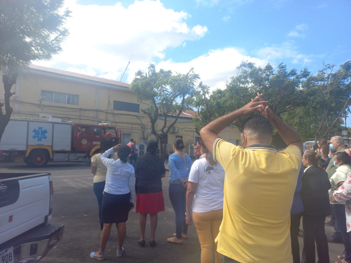BrigitteOcamp11's tweet photo. #Nicaragua
#prevenirEsvivir
#SinapredsomosTodos
Simulacro ,una medida de prevención ante cualquier tipo de situación ya sea que estén en una zona de riesgos siempre manteniendo la calma y ubicarte en un lugar donde no haya peligro. https://t.co/wVnsnxebGK