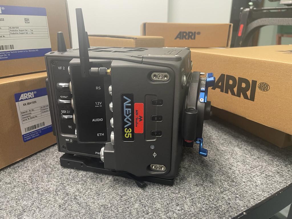_MNStudios_'s tweet photo. Santa ya pasó por la oficina! 🎅🏻🎁🎄
#Alexa35 #MNEquipment #MNStudios #FilminMallorca #RuedaenMallorca #LetsFilm #Rodemos https://t.co/NR3t1aPZA3