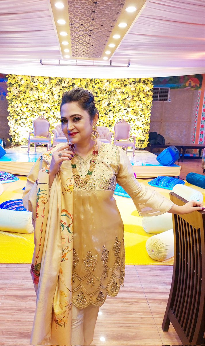 abal_nida's tweet photo. #mehendinight at TKR
 #Nida_Abal is an absolute beauty, looks effortlessly stunning in #gold at mehendi #event

 #couturedresses #weddingdress #pakistaniwedding #pakistanibride #pakistanifashion  #fashion #fashionlover #stylelover #barat #wedding https://t.co/CqcVFtoQGo