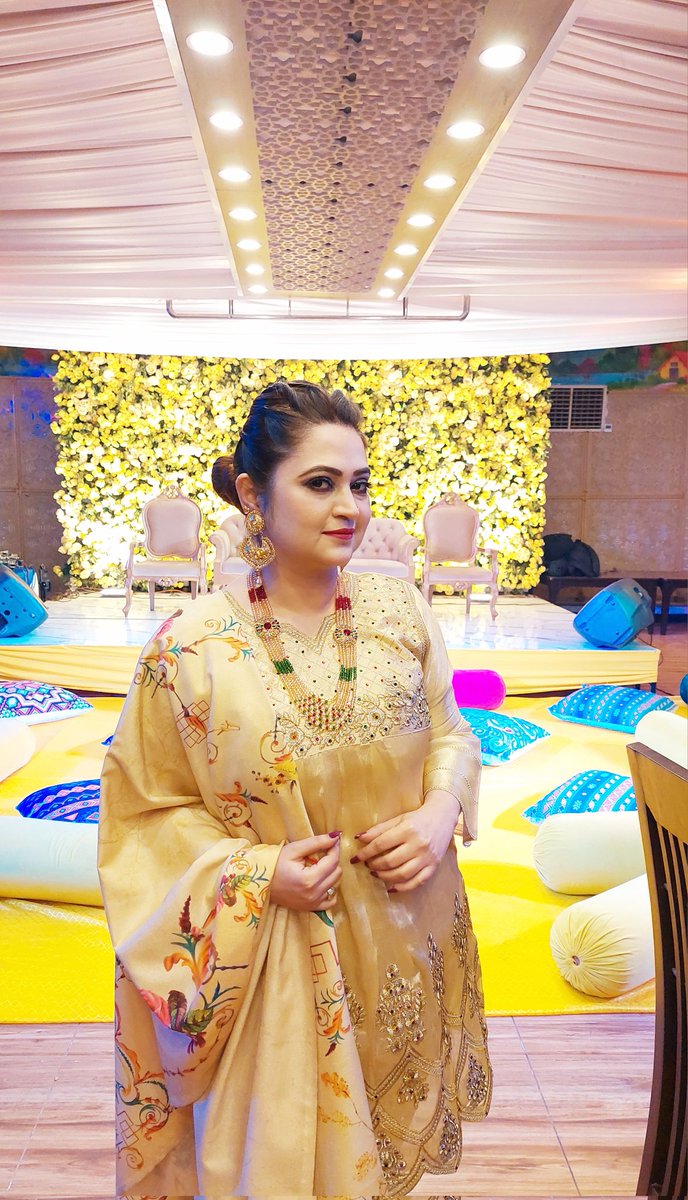 abal_nida's tweet photo. #mehendinight at TKR
 #Nida_Abal is an absolute beauty, looks effortlessly stunning in #gold at mehendi #event

 #couturedresses #weddingdress #pakistaniwedding #pakistanibride #pakistanifashion  #fashion #fashionlover #stylelover #barat #wedding https://t.co/CqcVFtoQGo
