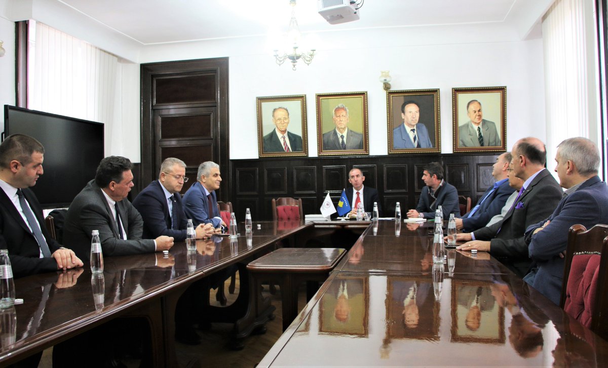 Rektori Qerimi ka takuar profesorët me numrin më të madh të citimeve në platforma ndërkombëtare, të cilët i ka përgëzuar dhe falënderuar për punën. 

Së bashku, kanë diskutuar rreth projekteve, të cilat influencojnë kërkimin shkencor në UP. 

🔗uni-pr.edu/page.aspx?id=1…