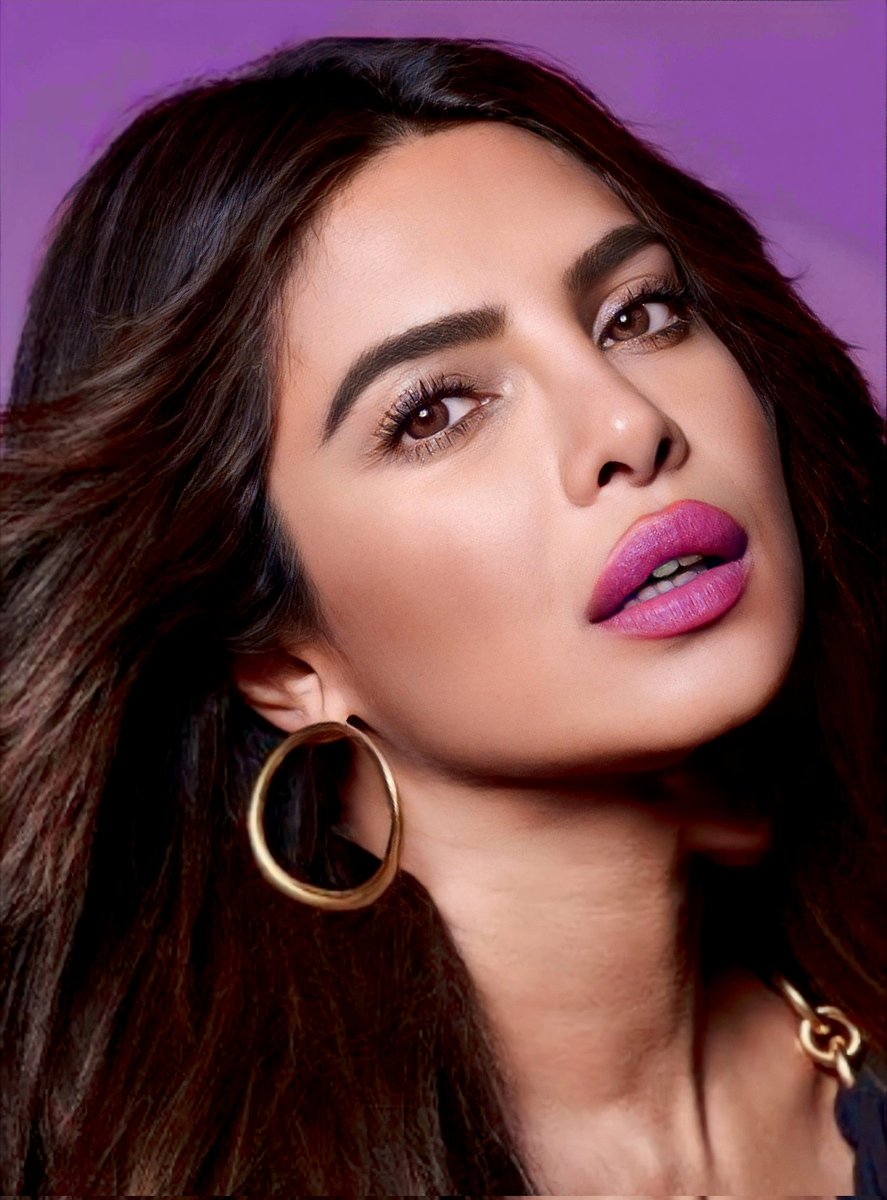 HourlyPriyanka's tweet photo. .@priyankachopra 🖤✨ https://t.co/W7KYCGs3xd