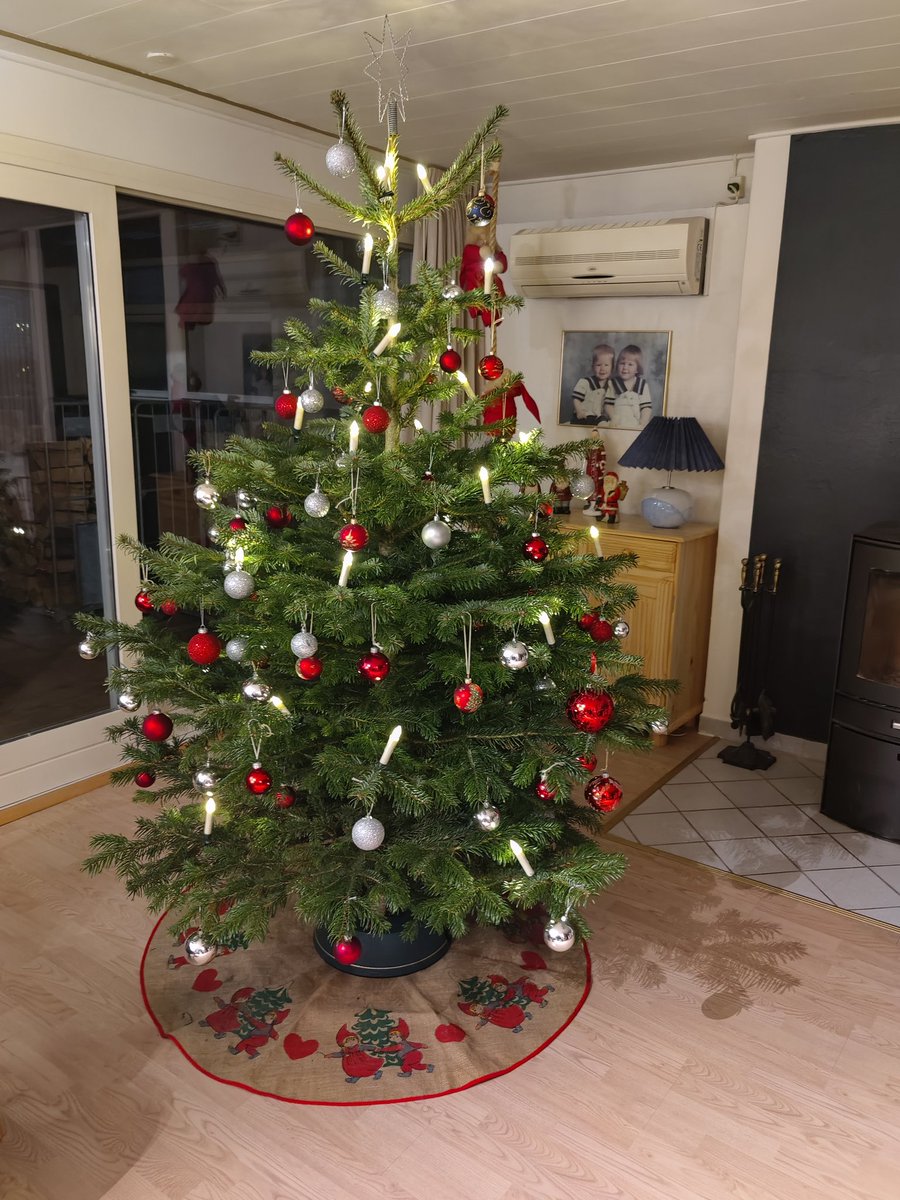 nielsenpia_'s tweet photo. Årets juletræ #pickytree https://t.co/FO7GspMtF4