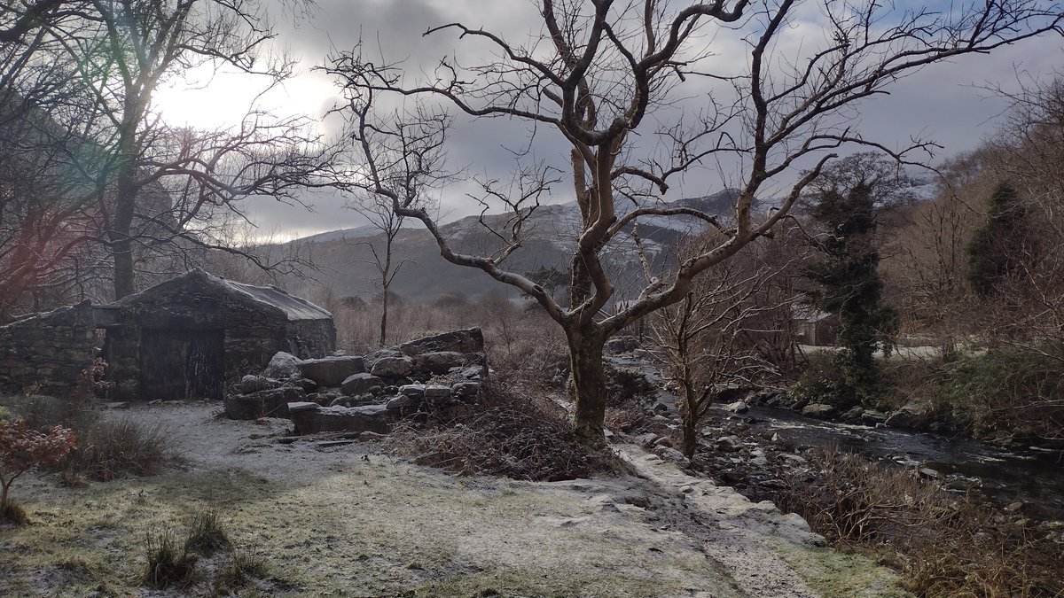 plas_tanygraig's tweet photo. Frozen river and winter scenes in Beddgelert during the recent cold snap 🥶❄️
https://t.co/zC4S0w4a7E
#plastanygraig #beddgelert #eryri #snowdonia #visitwales #findyourepic #WalesByTrails https://t.co/Tql1ZOqiqO