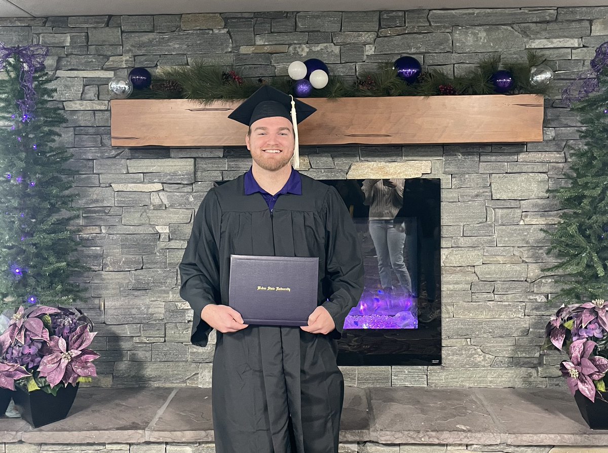 TreyTutts's tweet photo. 🎓💜🧠 https://t.co/9vJkIVwoar