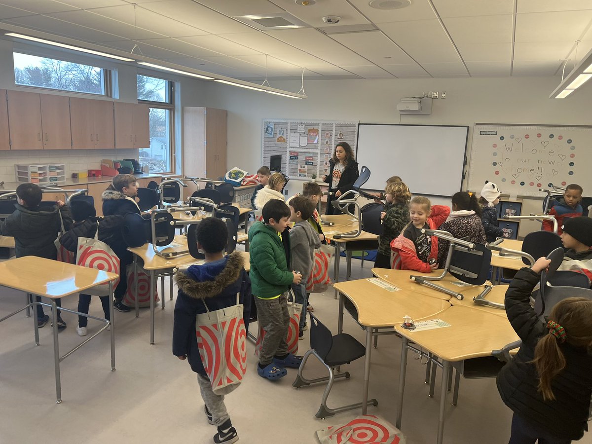 Center School and Moreau Hall Tiger Cubs take a trip to the new Blanche Ames!!!! 🤩 <a href="/BATigerCubs/">Mr. Cederbaum</a> #WeDigEPS <a href="/SupEaston/">Lisha Cabral</a> <a href="/AssistSupEaston/">Crissy Pruitt</a> <a href="/AnnWeintrob/">Ann Weintrob</a>