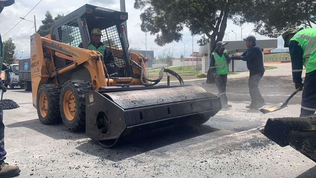 NapoCadena's tweet photo. En los últimos días, #Emapar ha colocado 16 toneladas de asfalto en varios barrios donde se han realizado trabajos de agua potable y alcantarillado.
#ObrasParaRiobamba https://t.co/Owr8uFBdom