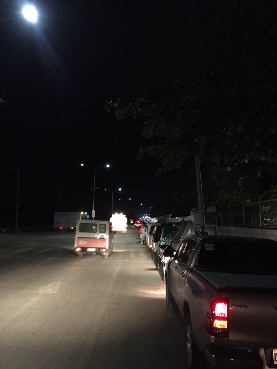 Phosgraphi's tweet photo. #batangasport Long que… #holidayproblems https://t.co/o6UaRq9rQ4