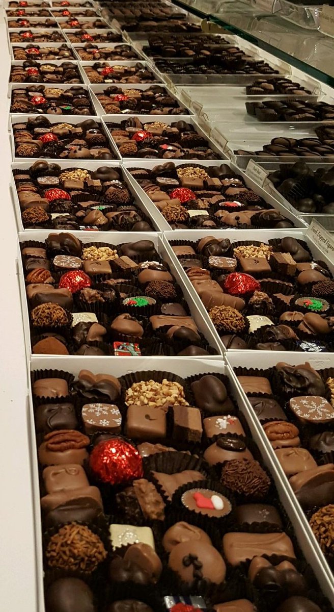 Time is running out to finish up your last minute Christmas shopping, but don't worry because we have everything you need right here! Holiday decorations, cards and gifts for all, and of course, lots and lots of chocolate!!! 🎄🎁🎅