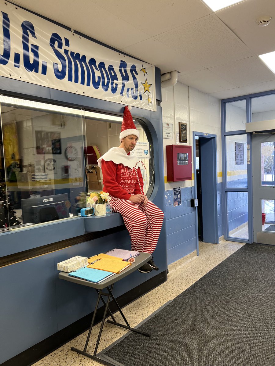 JGSimcoe_LDSB's tweet photo. Can you spot the elves? 🤩@JGSimcoe_LDSB 

Wishing our Simcoe Star families a happy happy holiday 🌟❤️🌟❤️🌟❤️

#SimcoeStars https://t.co/7eKFTNpOPr