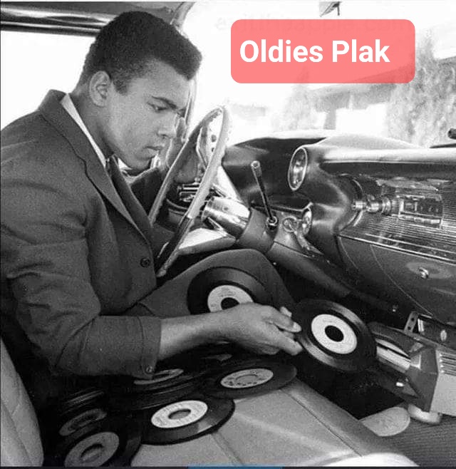 OldiesPlak's tweet photo. 1968 #MuhammetAli arabasın da #plak dinliyor... https://t.co/hkD0KhZU4O