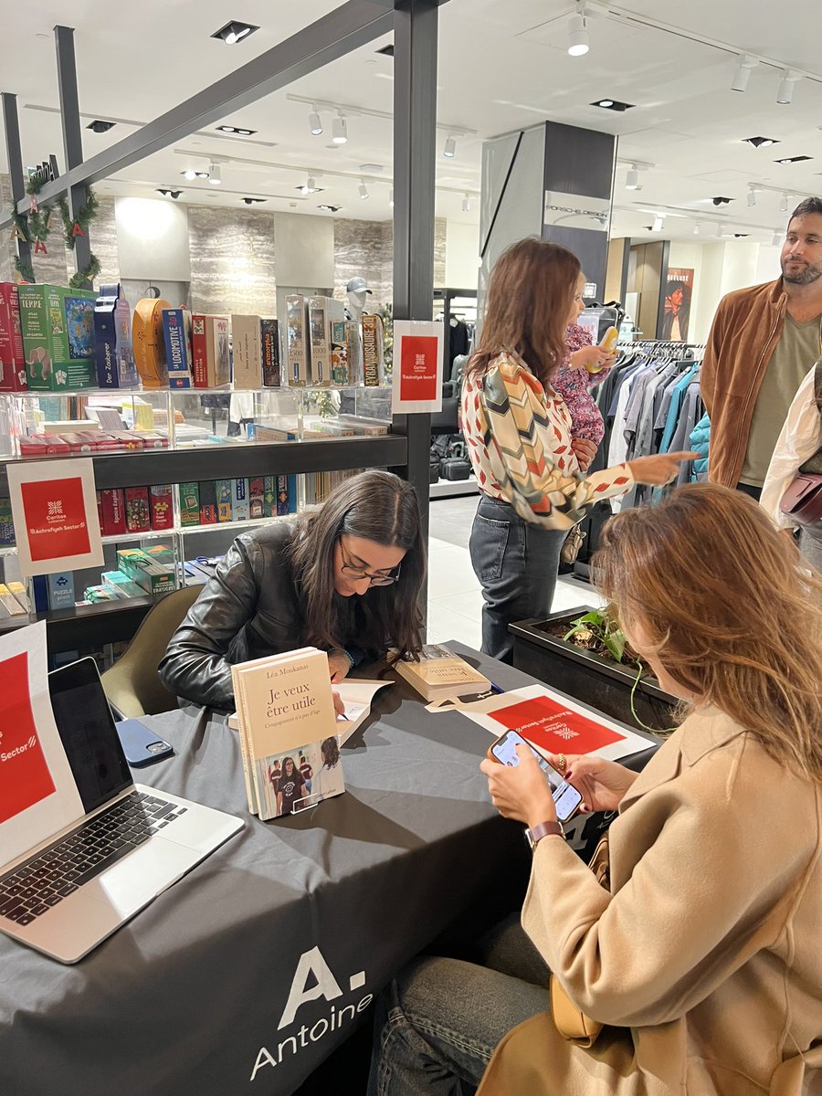 LeaMoukanas's tweet photo. Merci @Antoine_Online pour votre accueil ce midi. Quelle émotion de signer mon premier livre dans la ville qui m’a vue naître et grandir 🇱🇧

Belles fêtes de fin d’année à tous 🤍 https://t.co/jRWXkOBpDh