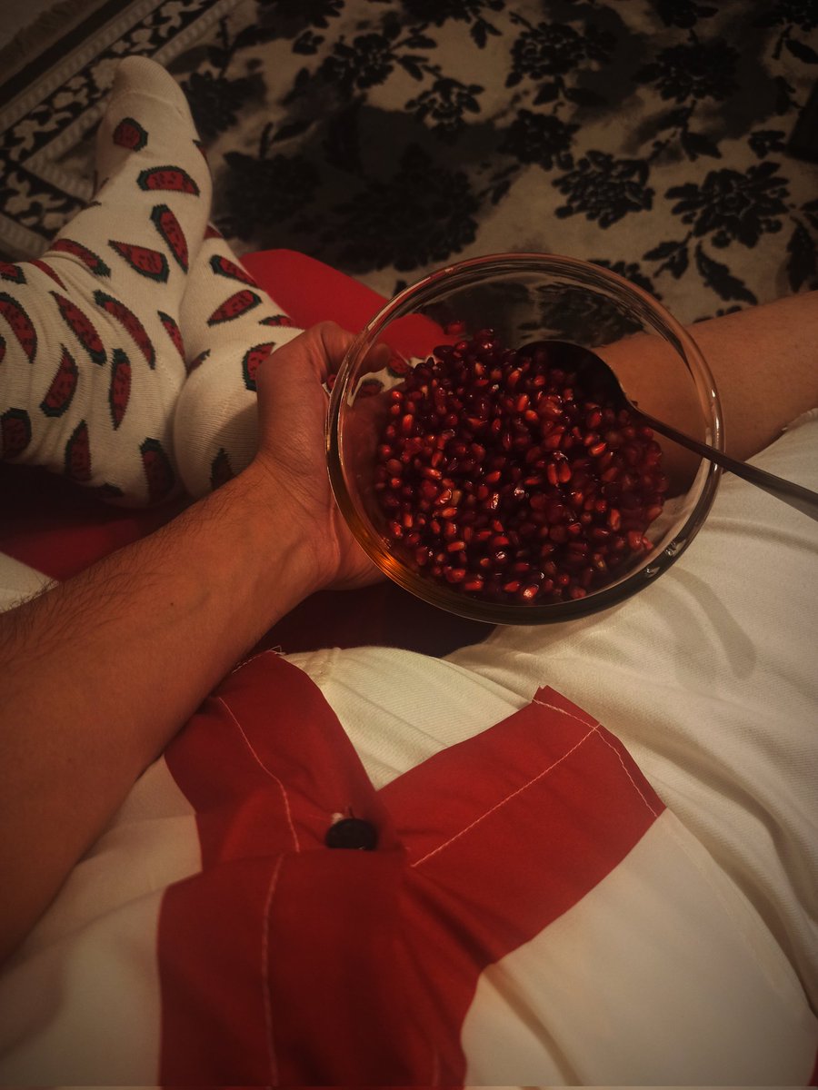 pesmalii's tweet photo. Yalda (or night of Mithra) means

Let’s remember Life is too short

that we should celebrate even

one more minute of being together Merry Yalda night

Happy Yalda Night

یلدا یعنی

یادمان باشد که زندگی آنقدر کوتاه است

که یک دقیقه بیشتر با هم بودن را باید جشن گرفت

یلدا مبارک https://t.co/h32FDHs2gy