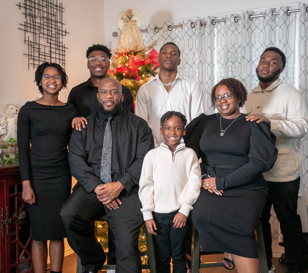 kb_rain19's tweet photo. There's something about this holiday that isn't all about how much money you spend. Let us never forget the true meaning of Christmas. 

God has blessed us all to be together this holiday season. So from our family to yours….Merry Christmas! Photo Cred: @CoachSEllis1 https://t.co/7irdoM9SDf