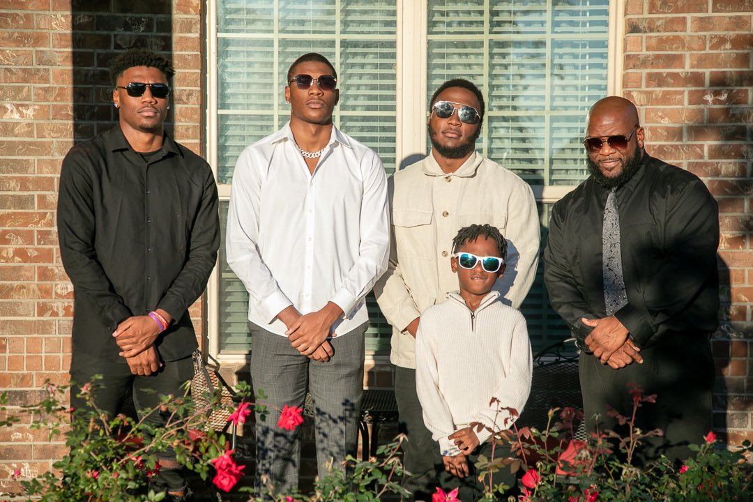 kb_rain19's tweet photo. There's something about this holiday that isn't all about how much money you spend. Let us never forget the true meaning of Christmas. 

God has blessed us all to be together this holiday season. So from our family to yours….Merry Christmas! Photo Cred: @CoachSEllis1 https://t.co/7irdoM9SDf