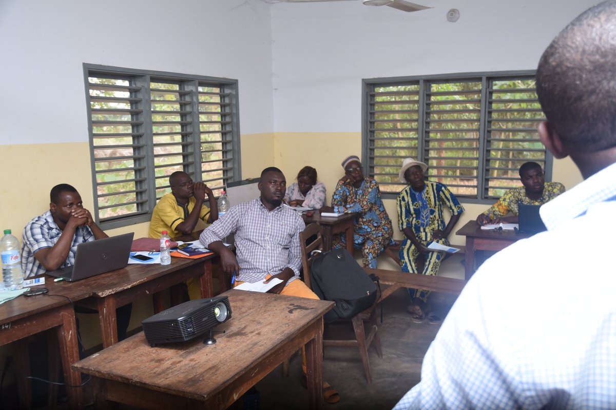 FAOBenin's tweet photo. La #FAOBenin a formé ✍️☑️ ce jour à Dangbo, des agents d’extension et le groupe contact de producteurs sur les lignes directrices développées dans le cadre du Projet Water #Nutrition. Demain le tour des producteurs bénéficiaires.
#NsAWP
@UNBenin @FAOWestAfrica @FAO https://t.co/kG8eJkQzCa