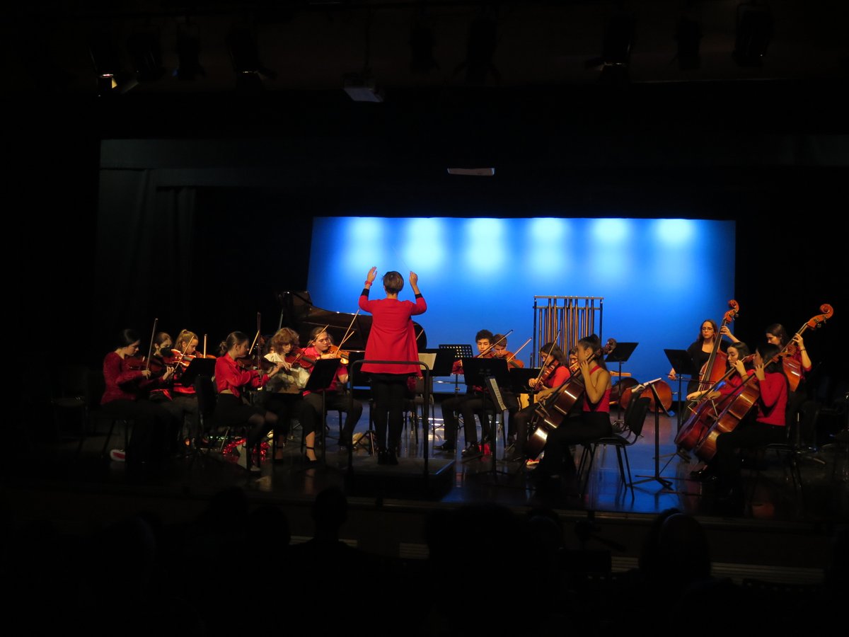 CPM_Vic_Angeles's tweet photo. El pasado lunes las Orquestas de Elemental y de 1º a 3º de EP del Centro tuvieron su concierto de Navidad. Os dejamos bonitos momentos del concierto. Gracias a Jesús del Campo.
#cpmvictoriadelosangeles #legatissimo https://t.co/B3qmF46wC3
