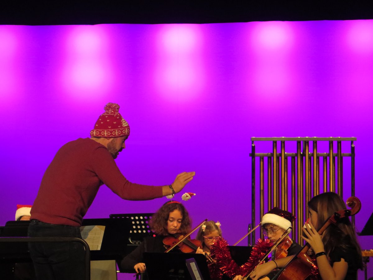 CPM_Vic_Angeles's tweet photo. El pasado lunes las Orquestas de Elemental y de 1º a 3º de EP del Centro tuvieron su concierto de Navidad. Os dejamos bonitos momentos del concierto. Gracias a Jesús del Campo.
#cpmvictoriadelosangeles #legatissimo https://t.co/B3qmF46wC3