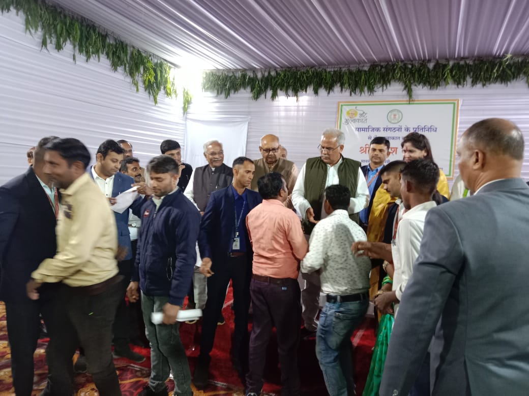 <a href="/LavVerm48813766/">महाविद्यायलीन अतिथि व्याख्याता समूह प्रदेश अध्यक्ष</a> <a href="/bhupeshbaghel/">Bhupesh Baghel</a> <a href="/umeshpatelcgpyc/">Umesh Nandkumar Patel</a> <a href="/ChhattisgarhCMO/">CMO Chhattisgarh</a> <a href="/satyarajput321/">satya rajput</a> आप हमर संवेदनशील यशस्वी मुख्यमंत्री जी हावव।
पूरा विश्वास हे आप के कुशल नेतृत्व में हमर संग अन्याय नाइ होवय।
कका हे त काहे के चिंता हे
कका अभी जिंदा हे
