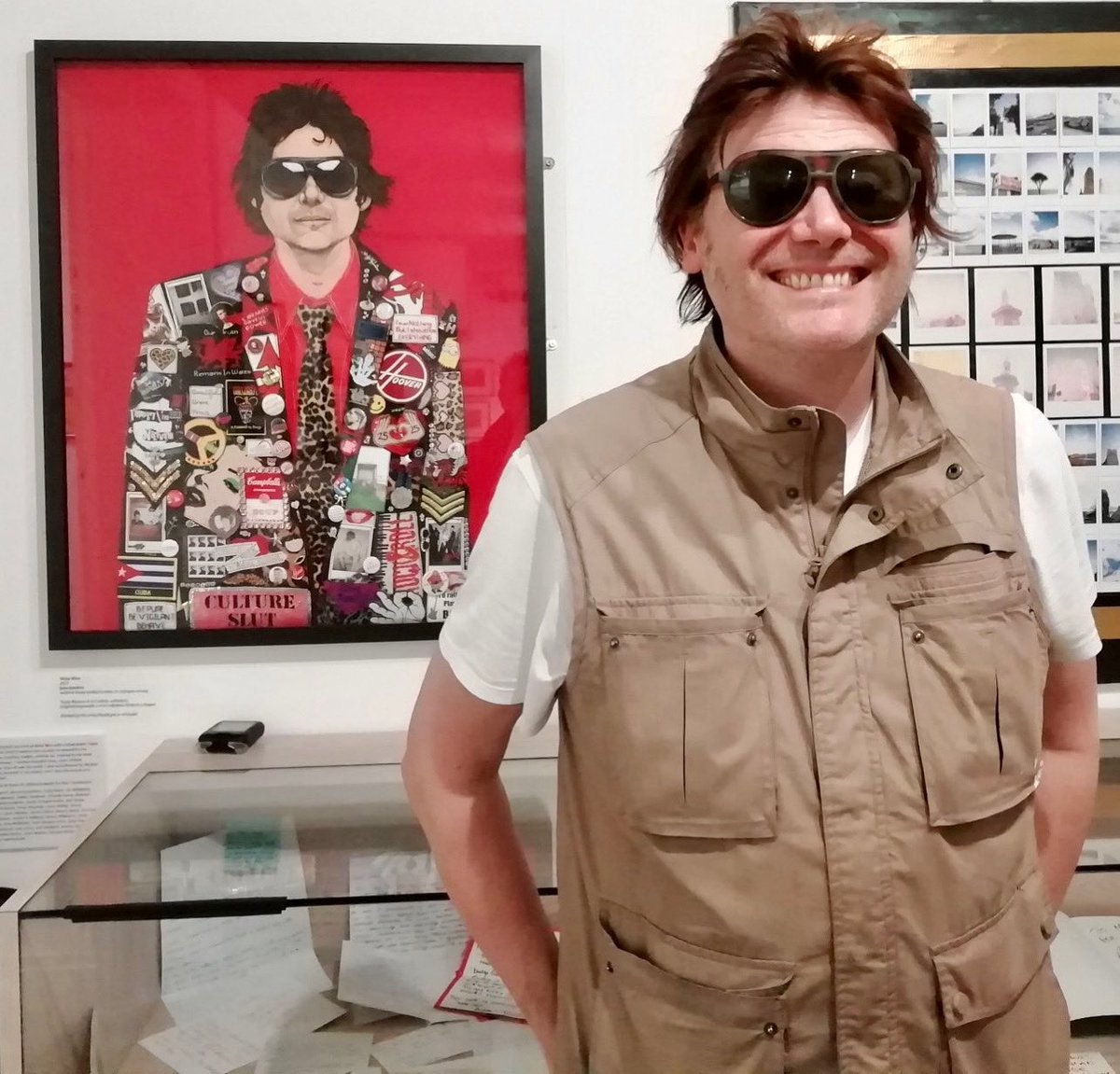 I’D LIKE TO SHARE SOME HIGHLIGHTS OF THIS YEAR. HERE IS AN AMAZING PHOTO OF NICKY WIRE, NEXT TO MY PORTRAIT OF NICKY WIRE!!! THANK YOU TO MARK LEWIS OF THE @TenbyMuseum ACCEPTING THE PIECE INTO THE MUSEUM’S COLLECTION & BEING A FOWARD THINKING CURATOR! @Manics