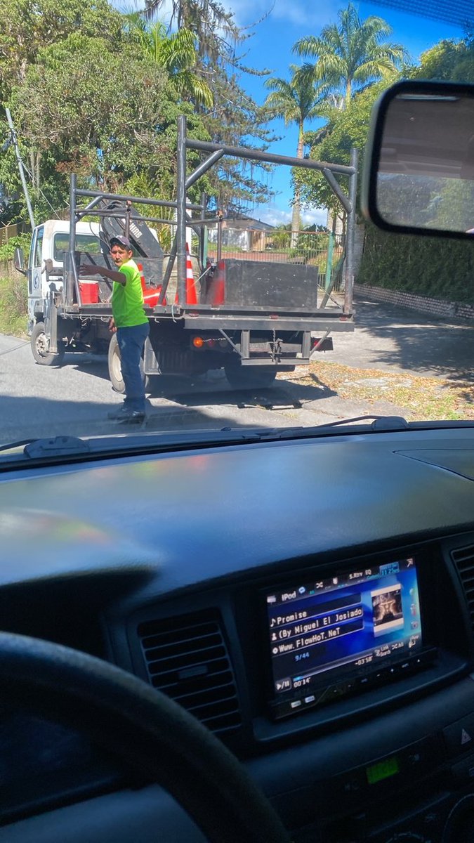 Pramarus's tweet photo. Hoy traté de contactar por la línea 0800-CONATEL @Conatel para comentarle la situación de #cablenorte y la incidencia que tuvo su instalación de cableado desde el Placer de BARUTA hacia el volcán del Hatillo, los cuales dañaron la fibra que va hacia el sector Gavilán y que -> https://t.co/Iq5nKK0tIw