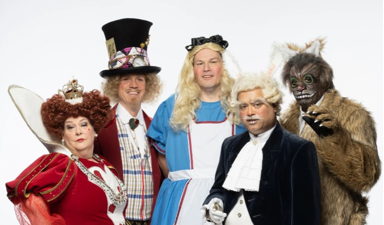 SnappyShack's tweet image. No #thechase tomorrow, so it's "Celeb" specials on Sunday and Monday, then back to new muggle eps from next Wednesday - at 5.30pm.
Wed and Fri are the 2 missing S14 eps that have not previously been broadcast, with a new S15 ep on Thurs.