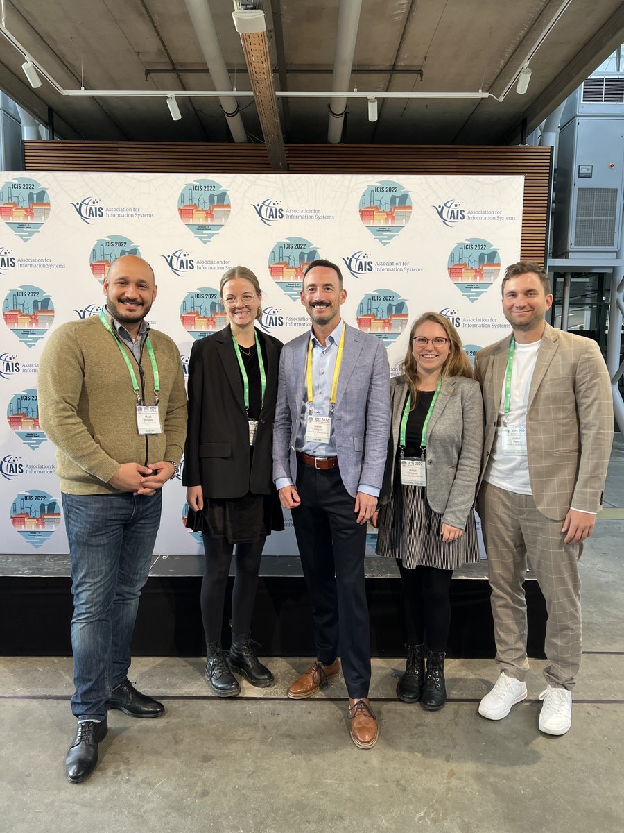 We had a great time at #ICIS2022 in Kopenhagen!🇩🇰@LeaMarieBraun, Julian &amp; <a href="/sunje_clausen/">Sünje Clausen</a> presented two papers, one on digital detox (bit.ly/3WklU22) and one on controversial persuasive system design (bit.ly/3BV78Gy). Happy reading!
