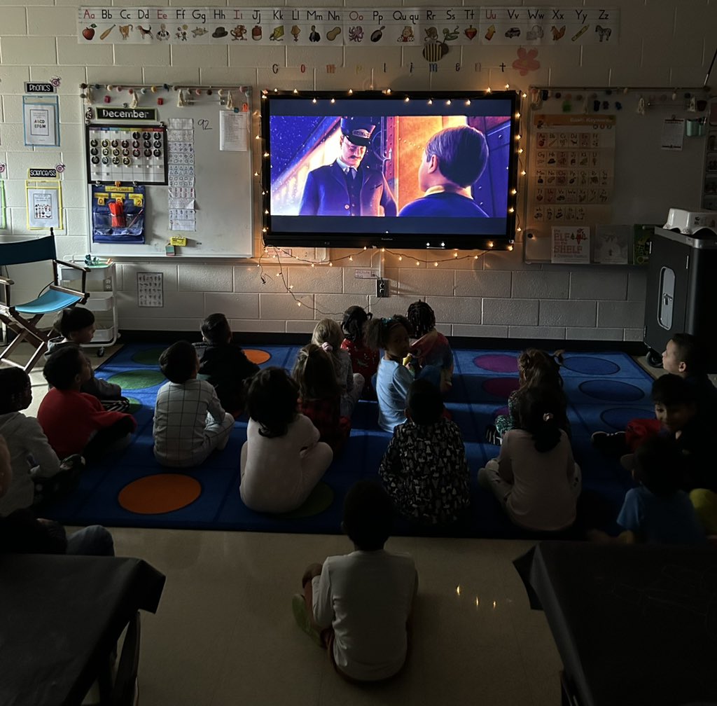 JMoes_Class's tweet image. Hot chocolate and the Polar Express with these cuties🎄@ClarkCreekSTEM
